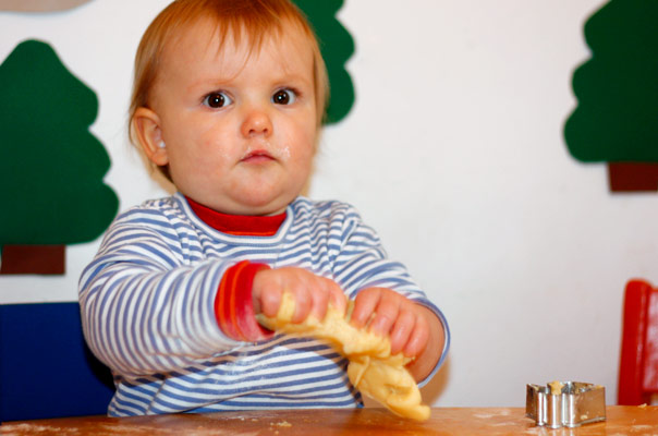 Tageskinder backen Kekse – frohes Fest! TiQ! Kindertagespflege in Braunschweig Querum, Nicole Appel und Antje Storek – Kindertagespflege, Tagesmutter und Großtagespflege für Braunschweig Querum, Gliesmarode, Riddagshausen, Östliches Ringgebiet, Volkmarode, Bienrode, Waggum, Hondelage, Schuntersiedlung, Kralenriede, Dibbesdorf, Schwarzer Berg, Siegfriedviertel, Nordstadt und Schapen