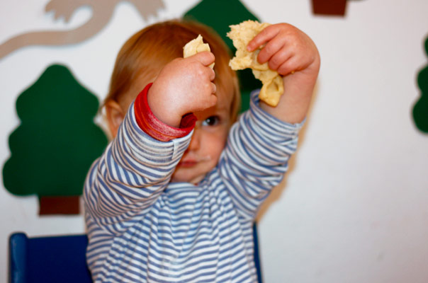 Tageskinder backen Kekse – frohes Fest! TiQ! Kindertagespflege in Braunschweig Querum, Nicole Appel und Antje Storek – Kindertagespflege, Tagesmutter und Großtagespflege für Braunschweig Querum, Gliesmarode, Riddagshausen, Östliches Ringgebiet, Volkmarode, Bienrode, Waggum, Hondelage, Schuntersiedlung, Kralenriede, Dibbesdorf, Schwarzer Berg, Siegfriedviertel, Nordstadt und Schapen