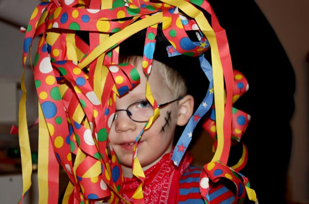 Tageskinder wünschen ein frohes Neues und feiern Fasching! TiQ! Kindertagespflege in Braunschweig Querum, Nicole Appel und Antje Storek – Kindertagespflege, Tagesmutter und Großtagespflege für Braunschweig Querum, Gliesmarode, Riddagshausen, Östliches Ringgebiet, Volkmarode, Bienrode, Waggum, Hondelage, Schuntersiedlung, Kralenriede, Dibbesdorf, Schwarzer Berg, Siegfriedviertel, Nordstadt und Schapen