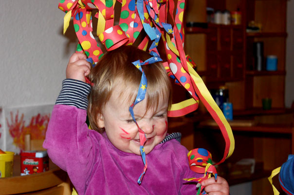 Tageskinder wünschen ein frohes Neues und feiern Fasching! TiQ! Kindertagespflege in Braunschweig Querum, Nicole Appel und Antje Storek – Kindertagespflege, Tagesmutter und Großtagespflege für Braunschweig Querum, Gliesmarode, Riddagshausen, Östliches Ringgebiet, Volkmarode, Bienrode, Waggum, Hondelage, Schuntersiedlung, Kralenriede, Dibbesdorf, Schwarzer Berg, Siegfriedviertel, Nordstadt und Schapen