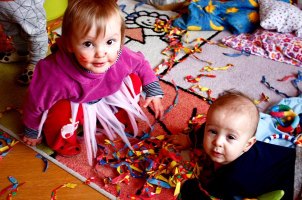 Tageskinder wünschen ein frohes Neues und feiern Fasching! TiQ! Kindertagespflege in Braunschweig Querum, Nicole Appel und Antje Storek – Kindertagespflege, Tagesmutter und Großtagespflege für Braunschweig Querum, Gliesmarode, Riddagshausen, Östliches Ringgebiet, Volkmarode, Bienrode, Waggum, Hondelage, Schuntersiedlung, Kralenriede, Dibbesdorf, Schwarzer Berg, Siegfriedviertel, Nordstadt und Schapen