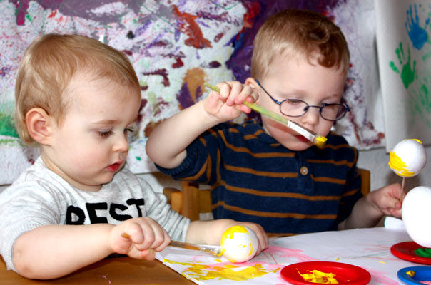 Oh! Tageskinder bemalen Ostereier! TiQ! Kindertagespflege in Braunschweig Querum, Nicole Appel und Antje Storek – Kindertagespflege, Tagesmutter und Großtagespflege für Braunschweig Querum, Gliesmarode, Riddagshausen, Östliches Ringgebiet, Volkmarode, Bienrode, Waggum, Hondelage, Schuntersiedlung, Kralenriede, Dibbesdorf, Schwarzer Berg, Siegfriedviertel, Nordstadt und Schapen