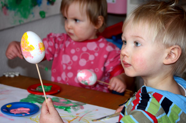 Oh! Tageskinder bemalen Ostereier! TiQ! Kindertagespflege in Braunschweig Querum, Nicole Appel und Antje Storek – Kindertagespflege, Tagesmutter und Großtagespflege für Braunschweig Querum, Gliesmarode, Riddagshausen, Östliches Ringgebiet, Volkmarode, Bienrode, Waggum, Hondelage, Schuntersiedlung, Kralenriede, Dibbesdorf, Schwarzer Berg, Siegfriedviertel, Nordstadt und Schapen