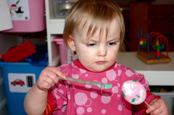 Oh! Tageskinder bemalen Ostereier! TiQ! Kindertagespflege in Braunschweig Querum, Nicole Appel und Antje Storek – Kindertagespflege, Tagesmutter und Großtagespflege für Braunschweig Querum, Gliesmarode, Riddagshausen, Östliches Ringgebiet, Volkmarode, Bienrode, Waggum, Hondelage, Schuntersiedlung, Kralenriede, Dibbesdorf, Schwarzer Berg, Siegfriedviertel, Nordstadt und Schapen