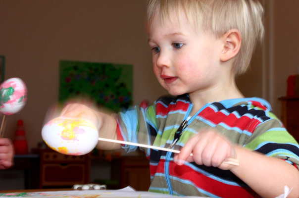 Oh! Tageskinder bemalen Ostereier! TiQ! Kindertagespflege in Braunschweig Querum, Nicole Appel und Antje Storek – Kindertagespflege, Tagesmutter und Großtagespflege für Braunschweig Querum, Gliesmarode, Riddagshausen, Östliches Ringgebiet, Volkmarode, Bienrode, Waggum, Hondelage, Schuntersiedlung, Kralenriede, Dibbesdorf, Schwarzer Berg, Siegfriedviertel, Nordstadt und Schapen