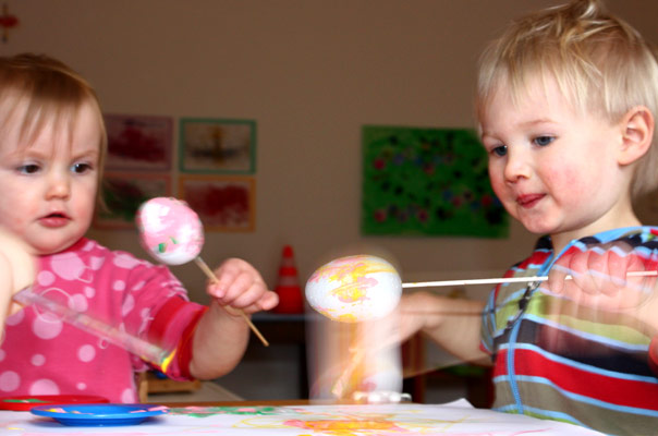 Oh! Tageskinder bemalen Ostereier! TiQ! Kindertagespflege in Braunschweig Querum, Nicole Appel und Antje Storek – Kindertagespflege, Tagesmutter und Großtagespflege für Braunschweig Querum, Gliesmarode, Riddagshausen, Östliches Ringgebiet, Volkmarode, Bienrode, Waggum, Hondelage, Schuntersiedlung, Kralenriede, Dibbesdorf, Schwarzer Berg, Siegfriedviertel, Nordstadt und Schapen