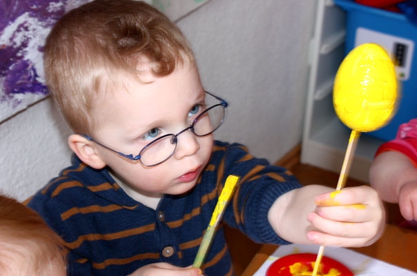 Oh! Tageskinder bemalen Ostereier! TiQ! Kindertagespflege in Braunschweig Querum, Nicole Appel und Antje Storek – Kindertagespflege, Tagesmutter und Großtagespflege für Braunschweig Querum, Gliesmarode, Riddagshausen, Östliches Ringgebiet, Volkmarode, Bienrode, Waggum, Hondelage, Schuntersiedlung, Kralenriede, Dibbesdorf, Schwarzer Berg, Siegfriedviertel, Nordstadt und Schapen