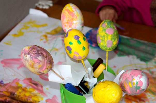 Oh! Tageskinder bemalen Ostereier! TiQ! Kindertagespflege in Braunschweig Querum, Nicole Appel und Antje Storek – Kindertagespflege, Tagesmutter und Großtagespflege für Braunschweig Querum, Gliesmarode, Riddagshausen, Östliches Ringgebiet, Volkmarode, Bienrode, Waggum, Hondelage, Schuntersiedlung, Kralenriede, Dibbesdorf, Schwarzer Berg, Siegfriedviertel, Nordstadt und Schapen