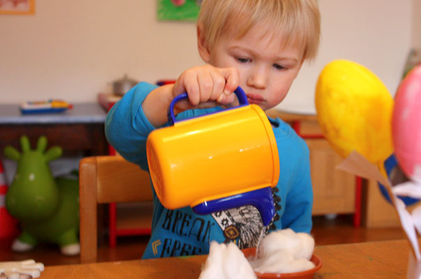 Schnee? Nicht mit uns! Tageskinder säen Kresse. TiQ! Kindertagespflege in Braunschweig Querum, Nicole Appel und Antje Storek – Kindertagespflege, Tagesmutter und Großtagespflege für Braunschweig Querum, Gliesmarode, Riddagshausen, Östliches Ringgebiet, Volkmarode, Bienrode, Waggum, Hondelage, Schuntersiedlung, Kralenriede, Dibbesdorf, Schwarzer Berg, Siegfriedviertel, Nordstadt und Schapen