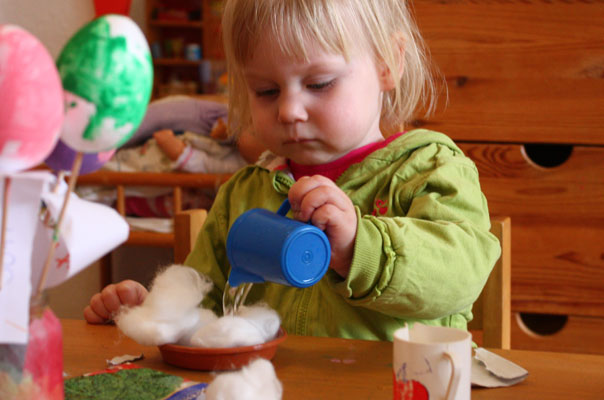 Schnee? Nicht mit uns! Tageskinder säen Kresse. TiQ! Kindertagespflege in Braunschweig Querum, Nicole Appel und Antje Storek – Kindertagespflege, Tagesmutter und Großtagespflege für Braunschweig Querum, Gliesmarode, Riddagshausen, Östliches Ringgebiet, Volkmarode, Bienrode, Waggum, Hondelage, Schuntersiedlung, Kralenriede, Dibbesdorf, Schwarzer Berg, Siegfriedviertel, Nordstadt und Schapen