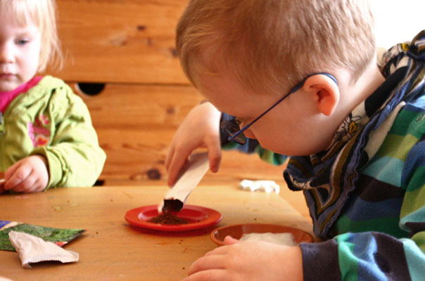 Schnee? Nicht mit uns! Tageskinder säen Kresse. TiQ! Kindertagespflege in Braunschweig Querum, Nicole Appel und Antje Storek – Kindertagespflege, Tagesmutter und Großtagespflege für Braunschweig Querum, Gliesmarode, Riddagshausen, Östliches Ringgebiet, Volkmarode, Bienrode, Waggum, Hondelage, Schuntersiedlung, Kralenriede, Dibbesdorf, Schwarzer Berg, Siegfriedviertel, Nordstadt und Schapen