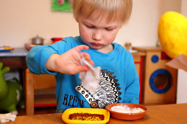 Schnee? Nicht mit uns! Tageskinder säen Kresse. TiQ! Kindertagespflege in Braunschweig Querum, Nicole Appel und Antje Storek – Kindertagespflege, Tagesmutter und Großtagespflege für Braunschweig Querum, Gliesmarode, Riddagshausen, Östliches Ringgebiet, Volkmarode, Bienrode, Waggum, Hondelage, Schuntersiedlung, Kralenriede, Dibbesdorf, Schwarzer Berg, Siegfriedviertel, Nordstadt und Schapen