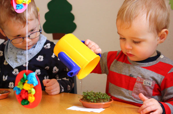 Ei hoch Zwei! Tageskinder gießen Kresse und bemalen Ostereier. TiQ! Kindertagespflege in Braunschweig Querum, Nicole Appel und Antje Storek – Kindertagespflege, Tagesmutter und Großtagespflege für Braunschweig Querum, Gliesmarode, Riddagshausen, Östliches Ringgebiet, Volkmarode, Bienrode, Waggum, Hondelage, Schuntersiedlung, Kralenriede, Dibbesdorf, Schwarzer Berg, Siegfriedviertel, Nordstadt und Schapen