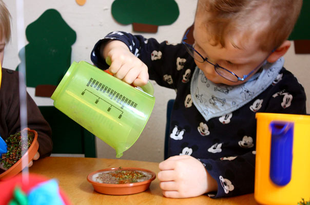 Ei hoch Zwei! Tageskinder gießen Kresse und bemalen Ostereier. TiQ! Kindertagespflege in Braunschweig Querum, Nicole Appel und Antje Storek – Kindertagespflege, Tagesmutter und Großtagespflege für Braunschweig Querum, Gliesmarode, Riddagshausen, Östliches Ringgebiet, Volkmarode, Bienrode, Waggum, Hondelage, Schuntersiedlung, Kralenriede, Dibbesdorf, Schwarzer Berg, Siegfriedviertel, Nordstadt und Schapen