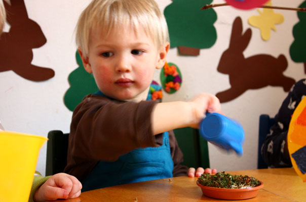 Ei hoch Zwei! Tageskinder gießen Kresse und bemalen Ostereier. TiQ! Kindertagespflege in Braunschweig Querum, Nicole Appel und Antje Storek – Kindertagespflege, Tagesmutter und Großtagespflege für Braunschweig Querum, Gliesmarode, Riddagshausen, Östliches Ringgebiet, Volkmarode, Bienrode, Waggum, Hondelage, Schuntersiedlung, Kralenriede, Dibbesdorf, Schwarzer Berg, Siegfriedviertel, Nordstadt und Schapen