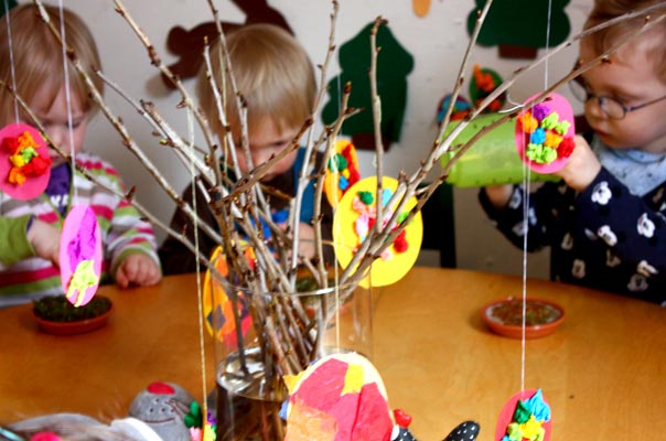 Ei hoch Zwei! Tageskinder gießen Kresse und bemalen Ostereier. TiQ! Kindertagespflege in Braunschweig Querum, Nicole Appel und Antje Storek – Kindertagespflege, Tagesmutter und Großtagespflege für Braunschweig Querum, Gliesmarode, Riddagshausen, Östliches Ringgebiet, Volkmarode, Bienrode, Waggum, Hondelage, Schuntersiedlung, Kralenriede, Dibbesdorf, Schwarzer Berg, Siegfriedviertel, Nordstadt und Schapen