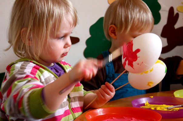 Ei hoch Zwei! Tageskinder gießen Kresse und bemalen Ostereier. TiQ! Kindertagespflege in Braunschweig Querum, Nicole Appel und Antje Storek – Kindertagespflege, Tagesmutter und Großtagespflege für Braunschweig Querum, Gliesmarode, Riddagshausen, Östliches Ringgebiet, Volkmarode, Bienrode, Waggum, Hondelage, Schuntersiedlung, Kralenriede, Dibbesdorf, Schwarzer Berg, Siegfriedviertel, Nordstadt und Schapen