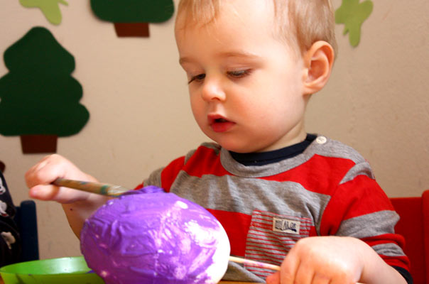 Ei hoch Zwei! Tageskinder gießen Kresse und bemalen Ostereier. TiQ! Kindertagespflege in Braunschweig Querum, Nicole Appel und Antje Storek – Kindertagespflege, Tagesmutter und Großtagespflege für Braunschweig Querum, Gliesmarode, Riddagshausen, Östliches Ringgebiet, Volkmarode, Bienrode, Waggum, Hondelage, Schuntersiedlung, Kralenriede, Dibbesdorf, Schwarzer Berg, Siegfriedviertel, Nordstadt und Schapen