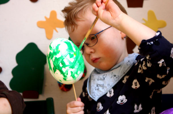 Ei hoch Zwei! Tageskinder gießen Kresse und bemalen Ostereier. TiQ! Kindertagespflege in Braunschweig Querum, Nicole Appel und Antje Storek – Kindertagespflege, Tagesmutter und Großtagespflege für Braunschweig Querum, Gliesmarode, Riddagshausen, Östliches Ringgebiet, Volkmarode, Bienrode, Waggum, Hondelage, Schuntersiedlung, Kralenriede, Dibbesdorf, Schwarzer Berg, Siegfriedviertel, Nordstadt und Schapen