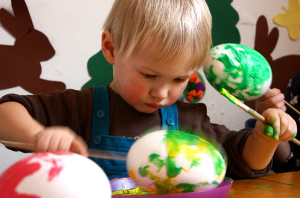 Ei hoch Zwei! Tageskinder gießen Kresse und bemalen Ostereier. TiQ! Kindertagespflege in Braunschweig Querum, Nicole Appel und Antje Storek – Kindertagespflege, Tagesmutter und Großtagespflege für Braunschweig Querum, Gliesmarode, Riddagshausen, Östliches Ringgebiet, Volkmarode, Bienrode, Waggum, Hondelage, Schuntersiedlung, Kralenriede, Dibbesdorf, Schwarzer Berg, Siegfriedviertel, Nordstadt und Schapen