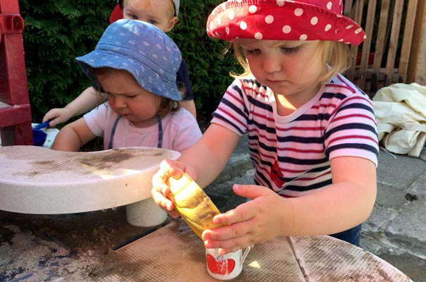 Spätsupersommermatscherei! TiQ! Kindertagespflege in Braunschweig Querum, Nicole Appel und Antje Storek – Kindertagespflege, Tagesmutter und Großtagespflege für Braunschweig Querum, Gliesmarode, Riddagshausen, Östliches Ringgebiet, Volkmarode, Bienrode, Waggum, Hondelage, Schuntersiedlung, Kralenriede, Dibbesdorf, Schwarzer Berg, Siegfriedviertel, Nordstadt und Schapen