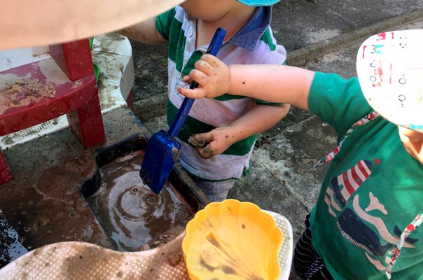 Spätsupersommermatscherei! TiQ! Kindertagespflege in Braunschweig Querum, Nicole Appel und Antje Storek – Kindertagespflege, Tagesmutter und Großtagespflege für Braunschweig Querum, Gliesmarode, Riddagshausen, Östliches Ringgebiet, Volkmarode, Bienrode, Waggum, Hondelage, Schuntersiedlung, Kralenriede, Dibbesdorf, Schwarzer Berg, Siegfriedviertel, Nordstadt und Schapen