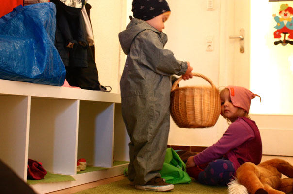 Kastanienigelrückwärts. TiQ! Kindertagespflege in Braunschweig Querum, Nicole Appel und Antje Storek – Kindertagespflege, Tagesmutter und Großtagespflege für Braunschweig Querum, Gliesmarode, Riddagshausen, Östliches Ringgebiet, Volkmarode, Bienrode, Waggum, Hondelage, Schuntersiedlung, Kralenriede, Dibbesdorf, Schwarzer Berg, Siegfriedviertel, Nordstadt und Schapen