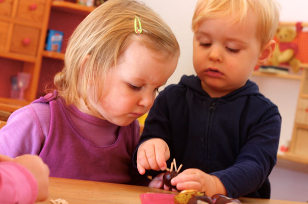 Kastanienigelrückwärts. TiQ! Kindertagespflege in Braunschweig Querum, Nicole Appel und Antje Storek – Kindertagespflege, Tagesmutter und Großtagespflege für Braunschweig Querum, Gliesmarode, Riddagshausen, Östliches Ringgebiet, Volkmarode, Bienrode, Waggum, Hondelage, Schuntersiedlung, Kralenriede, Dibbesdorf, Schwarzer Berg, Siegfriedviertel, Nordstadt und Schapen