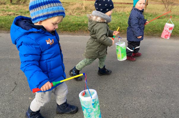 Laterne, Laterne . . . ! TiQ! Kindertagespflege in Braunschweig Querum, Nicole Appel und Antje Storek – Kindertagespflege, Tagesmutter und Großtagespflege für Braunschweig Querum, Gliesmarode, Riddagshausen, Östliches Ringgebiet, Volkmarode, Bienrode, Waggum, Hondelage, Schuntersiedlung, Kralenriede, Dibbesdorf, Schwarzer Berg, Siegfriedviertel, Nordstadt und Schapen