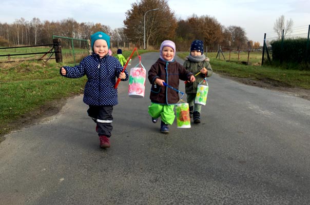 Laterne, Laterne . . . ! TiQ! Kindertagespflege in Braunschweig Querum, Nicole Appel und Antje Storek – Kindertagespflege, Tagesmutter und Großtagespflege für Braunschweig Querum, Gliesmarode, Riddagshausen, Östliches Ringgebiet, Volkmarode, Bienrode, Waggum, Hondelage, Schuntersiedlung, Kralenriede, Dibbesdorf, Schwarzer Berg, Siegfriedviertel, Nordstadt und Schapen