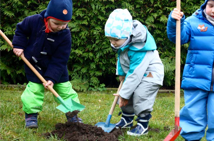 Von Ribbeck reloaded - Tageskinder pflanzen einen Birnbaum! TiQ! Kindertagespflege in Braunschweig Querum, Nicole Appel und Antje Storek – Kindertagespflege, Tagesmutter und Großtagespflege für Braunschweig Querum, Gliesmarode, Riddagshausen, Östliches Ringgebiet, Volkmarode, Bienrode, Waggum, Hondelage, Schuntersiedlung, Kralenriede, Dibbesdorf, Schwarzer Berg, Siegfriedviertel, Nordstadt und Schapen