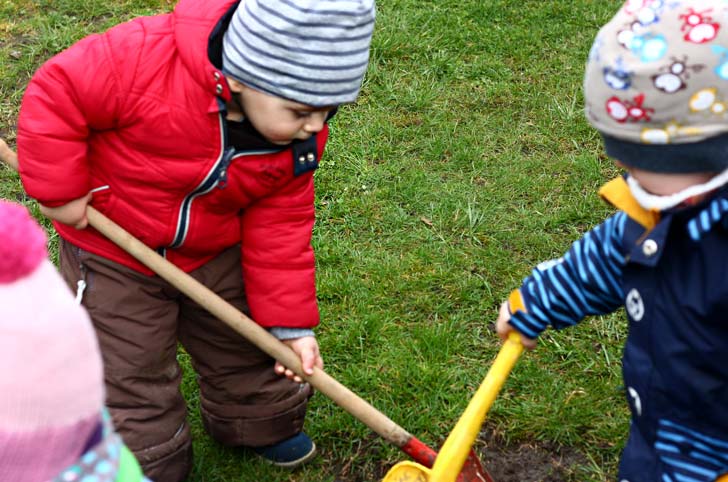 Von Ribbeck reloaded - Tageskinder pflanzen einen Birnbaum! TiQ! Kindertagespflege in Braunschweig Querum, Nicole Appel und Antje Storek – Kindertagespflege, Tagesmutter und Großtagespflege für Braunschweig Querum, Gliesmarode, Riddagshausen, Östliches Ringgebiet, Volkmarode, Bienrode, Waggum, Hondelage, Schuntersiedlung, Kralenriede, Dibbesdorf, Schwarzer Berg, Siegfriedviertel, Nordstadt und Schapen