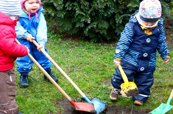 Von Ribbeck reloaded - Tageskinder pflanzen einen Birnbaum! TiQ! Kindertagespflege in Braunschweig Querum, Nicole Appel und Antje Storek – Kindertagespflege, Tagesmutter und Großtagespflege für Braunschweig Querum, Gliesmarode, Riddagshausen, Östliches Ringgebiet, Volkmarode, Bienrode, Waggum, Hondelage, Schuntersiedlung, Kralenriede, Dibbesdorf, Schwarzer Berg, Siegfriedviertel, Nordstadt und Schapen