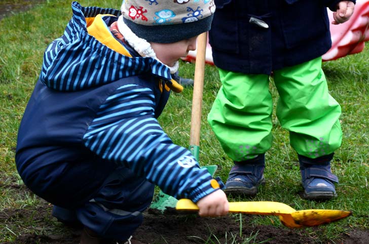 Von Ribbeck reloaded - Tageskinder pflanzen einen Birnbaum! TiQ! Kindertagespflege in Braunschweig Querum, Nicole Appel und Antje Storek – Kindertagespflege, Tagesmutter und Großtagespflege für Braunschweig Querum, Gliesmarode, Riddagshausen, Östliches Ringgebiet, Volkmarode, Bienrode, Waggum, Hondelage, Schuntersiedlung, Kralenriede, Dibbesdorf, Schwarzer Berg, Siegfriedviertel, Nordstadt und Schapen