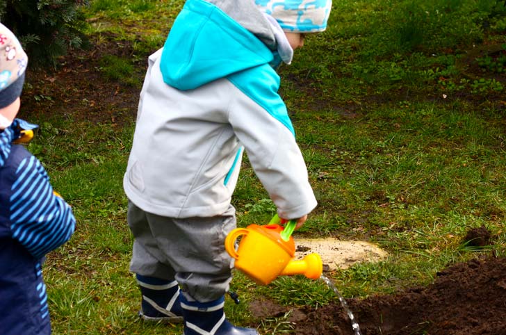 Von Ribbeck reloaded - Tageskinder pflanzen einen Birnbaum! TiQ! Kindertagespflege in Braunschweig Querum, Nicole Appel und Antje Storek – Kindertagespflege, Tagesmutter und Großtagespflege für Braunschweig Querum, Gliesmarode, Riddagshausen, Östliches Ringgebiet, Volkmarode, Bienrode, Waggum, Hondelage, Schuntersiedlung, Kralenriede, Dibbesdorf, Schwarzer Berg, Siegfriedviertel, Nordstadt und Schapen