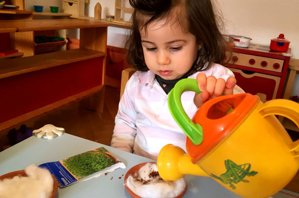 Tageskinder säen Osterkresse! TiQ! Kindertagespflege in Braunschweig Querum, Nicole Appel und Antje Storek – Kindertagespflege, Tagesmutter und Großtagespflege für Braunschweig Querum, Gliesmarode, Riddagshausen, Östliches Ringgebiet, Volkmarode, Bienrode, Waggum, Hondelage, Schuntersiedlung, Kralenriede, Dibbesdorf, Schwarzer Berg, Siegfriedviertel, Nordstadt und Schapen