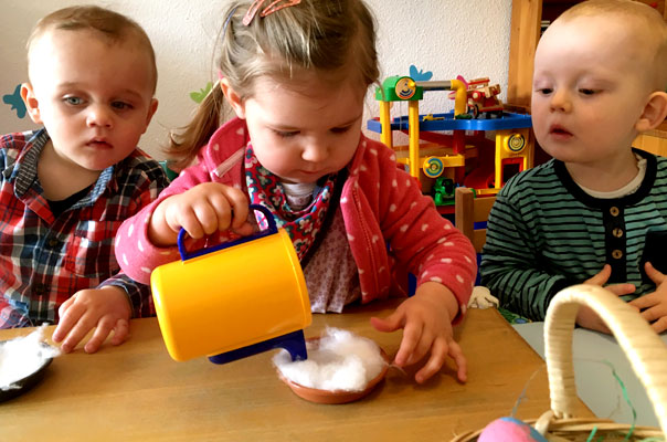 Tageskinder säen Osterkresse! TiQ! Kindertagespflege in Braunschweig Querum, Nicole Appel und Antje Storek – Kindertagespflege, Tagesmutter und Großtagespflege für Braunschweig Querum, Gliesmarode, Riddagshausen, Östliches Ringgebiet, Volkmarode, Bienrode, Waggum, Hondelage, Schuntersiedlung, Kralenriede, Dibbesdorf, Schwarzer Berg, Siegfriedviertel, Nordstadt und Schapen