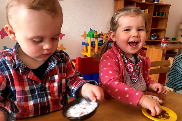 Tageskinder säen Osterkresse! TiQ! Kindertagespflege in Braunschweig Querum, Nicole Appel und Antje Storek – Kindertagespflege, Tagesmutter und Großtagespflege für Braunschweig Querum, Gliesmarode, Riddagshausen, Östliches Ringgebiet, Volkmarode, Bienrode, Waggum, Hondelage, Schuntersiedlung, Kralenriede, Dibbesdorf, Schwarzer Berg, Siegfriedviertel, Nordstadt und Schapen