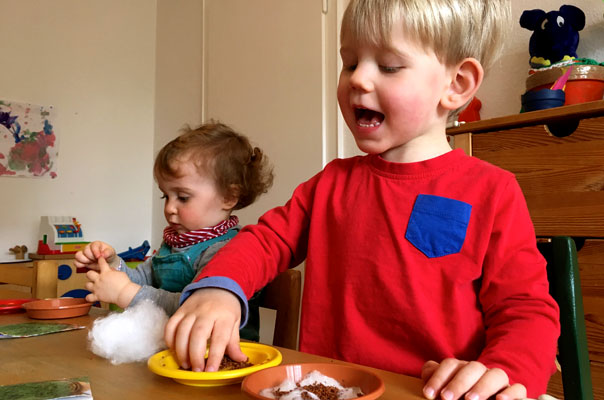 Tageskinder säen Osterkresse! TiQ! Kindertagespflege in Braunschweig Querum, Nicole Appel und Antje Storek – Kindertagespflege, Tagesmutter und Großtagespflege für Braunschweig Querum, Gliesmarode, Riddagshausen, Östliches Ringgebiet, Volkmarode, Bienrode, Waggum, Hondelage, Schuntersiedlung, Kralenriede, Dibbesdorf, Schwarzer Berg, Siegfriedviertel, Nordstadt und Schapen