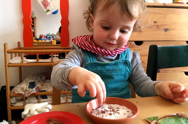 Tageskinder säen Osterkresse! TiQ! Kindertagespflege in Braunschweig Querum, Nicole Appel und Antje Storek – Kindertagespflege, Tagesmutter und Großtagespflege für Braunschweig Querum, Gliesmarode, Riddagshausen, Östliches Ringgebiet, Volkmarode, Bienrode, Waggum, Hondelage, Schuntersiedlung, Kralenriede, Dibbesdorf, Schwarzer Berg, Siegfriedviertel, Nordstadt und Schapen