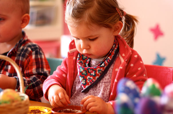 Tageskinder säen Osterkresse! TiQ! Kindertagespflege in Braunschweig Querum, Nicole Appel und Antje Storek – Kindertagespflege, Tagesmutter und Großtagespflege für Braunschweig Querum, Gliesmarode, Riddagshausen, Östliches Ringgebiet, Volkmarode, Bienrode, Waggum, Hondelage, Schuntersiedlung, Kralenriede, Dibbesdorf, Schwarzer Berg, Siegfriedviertel, Nordstadt und Schapen