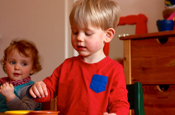 Tageskinder säen Osterkresse! TiQ! Kindertagespflege in Braunschweig Querum, Nicole Appel und Antje Storek – Kindertagespflege, Tagesmutter und Großtagespflege für Braunschweig Querum, Gliesmarode, Riddagshausen, Östliches Ringgebiet, Volkmarode, Bienrode, Waggum, Hondelage, Schuntersiedlung, Kralenriede, Dibbesdorf, Schwarzer Berg, Siegfriedviertel, Nordstadt und Schapen