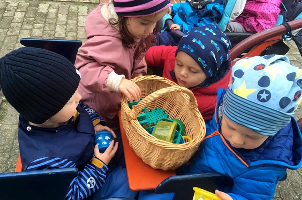 Tageskinder und Tagesmütter sammeln Kastanien! TiQ! Kindertagespflege in Braunschweig Querum, Nicole Appel und Antje Storek – Kindertagespflege, Tagesmutter und Großtagespflege für Braunschweig Querum, Gliesmarode, Riddagshausen, Östliches Ringgebiet, Volkmarode, Bienrode, Waggum, Hondelage, Schuntersiedlung, Kralenriede, Dibbesdorf, Schwarzer Berg, Siegfriedviertel, Nordstadt und Schapen