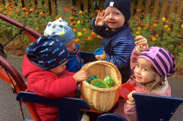 Tageskinder und Tagesmütter sammeln Kastanien! TiQ! Kindertagespflege in Braunschweig Querum, Nicole Appel und Antje Storek – Kindertagespflege, Tagesmutter und Großtagespflege für Braunschweig Querum, Gliesmarode, Riddagshausen, Östliches Ringgebiet, Volkmarode, Bienrode, Waggum, Hondelage, Schuntersiedlung, Kralenriede, Dibbesdorf, Schwarzer Berg, Siegfriedviertel, Nordstadt und Schapen