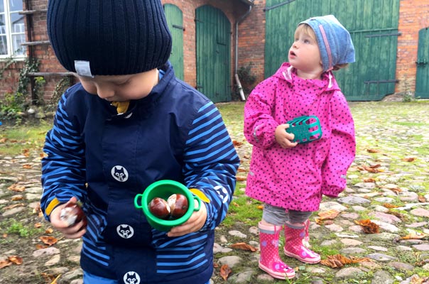 Tageskinder und Tagesmütter sammeln Kastanien! TiQ! Kindertagespflege in Braunschweig Querum, Nicole Appel und Antje Storek – Kindertagespflege, Tagesmutter und Großtagespflege für Braunschweig Querum, Gliesmarode, Riddagshausen, Östliches Ringgebiet, Volkmarode, Bienrode, Waggum, Hondelage, Schuntersiedlung, Kralenriede, Dibbesdorf, Schwarzer Berg, Siegfriedviertel, Nordstadt und Schapen