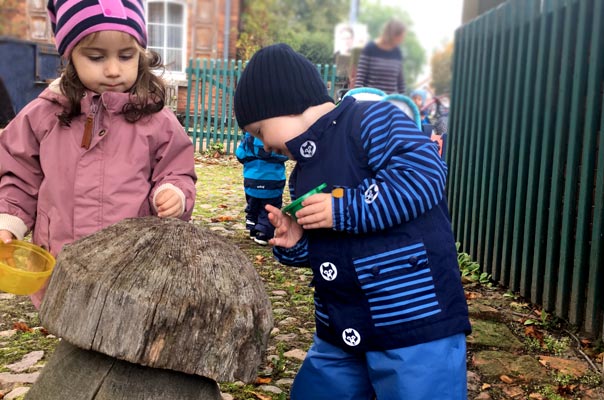 Tageskinder und Tagesmütter sammeln Kastanien! TiQ! Kindertagespflege in Braunschweig Querum, Nicole Appel und Antje Storek – Kindertagespflege, Tagesmutter und Großtagespflege für Braunschweig Querum, Gliesmarode, Riddagshausen, Östliches Ringgebiet, Volkmarode, Bienrode, Waggum, Hondelage, Schuntersiedlung, Kralenriede, Dibbesdorf, Schwarzer Berg, Siegfriedviertel, Nordstadt und Schapen