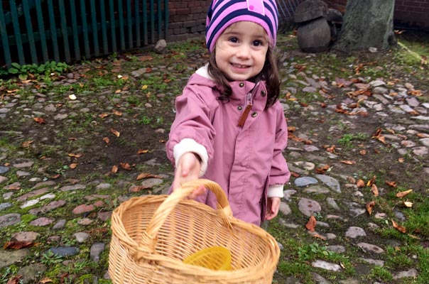 Tageskinder und Tagesmütter sammeln Kastanien! TiQ! Kindertagespflege in Braunschweig Querum, Nicole Appel und Antje Storek – Kindertagespflege, Tagesmutter und Großtagespflege für Braunschweig Querum, Gliesmarode, Riddagshausen, Östliches Ringgebiet, Volkmarode, Bienrode, Waggum, Hondelage, Schuntersiedlung, Kralenriede, Dibbesdorf, Schwarzer Berg, Siegfriedviertel, Nordstadt und Schapen