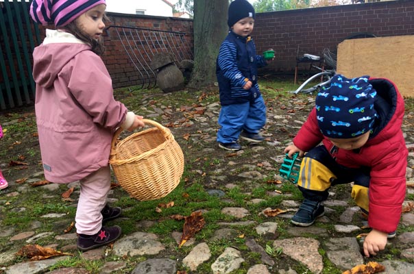 Tageskinder und Tagesmütter sammeln Kastanien! TiQ! Kindertagespflege in Braunschweig Querum, Nicole Appel und Antje Storek – Kindertagespflege, Tagesmutter und Großtagespflege für Braunschweig Querum, Gliesmarode, Riddagshausen, Östliches Ringgebiet, Volkmarode, Bienrode, Waggum, Hondelage, Schuntersiedlung, Kralenriede, Dibbesdorf, Schwarzer Berg, Siegfriedviertel, Nordstadt und Schapen