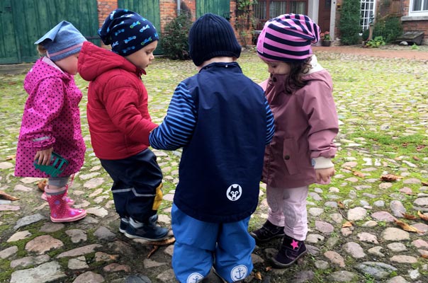 Tageskinder und Tagesmütter sammeln Kastanien! TiQ! Kindertagespflege in Braunschweig Querum, Nicole Appel und Antje Storek – Kindertagespflege, Tagesmutter und Großtagespflege für Braunschweig Querum, Gliesmarode, Riddagshausen, Östliches Ringgebiet, Volkmarode, Bienrode, Waggum, Hondelage, Schuntersiedlung, Kralenriede, Dibbesdorf, Schwarzer Berg, Siegfriedviertel, Nordstadt und Schapen