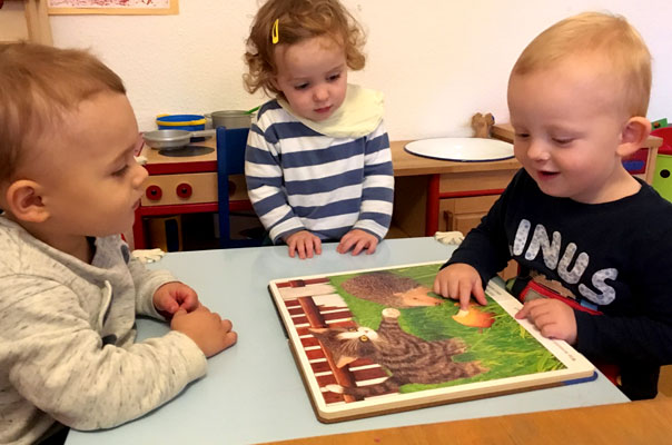 Tageskinder und Tagesmütter basteln mit Kastanien! TiQ! Kindertagespflege in Braunschweig Querum, Nicole Appel und Antje Storek – Kindertagespflege, Tagesmutter und Großtagespflege für Braunschweig Querum, Gliesmarode, Riddagshausen, Östliches Ringgebiet, Volkmarode, Bienrode, Waggum, Hondelage, Schuntersiedlung, Kralenriede, Dibbesdorf, Schwarzer Berg, Siegfriedviertel, Nordstadt und Schapen